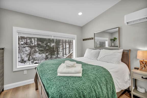 3BR Cabin Near Skiing | Hot Tub & Fireplace