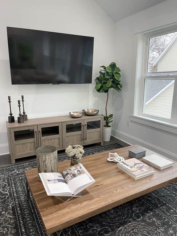 The Carriage House | Stylish Stay Near West 25th