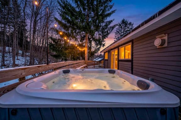 3BR Cabin Near Skiing | Hot Tub & Fireplace