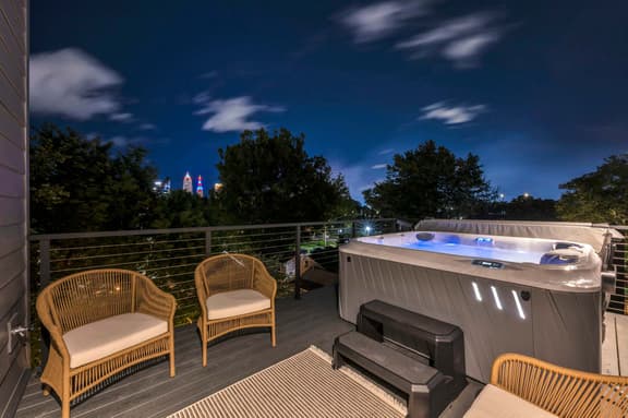 Rooftop Hot Tub + Sauna | Sleeps 10 | Skyline View
